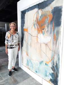 Antoinette van Rij bij een abstract schilderij